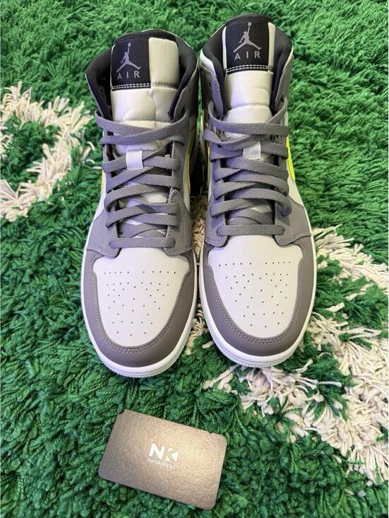 Air Jordan 1 Mid Grey Volt 554724-072 Size 11.5M NEW main image 4